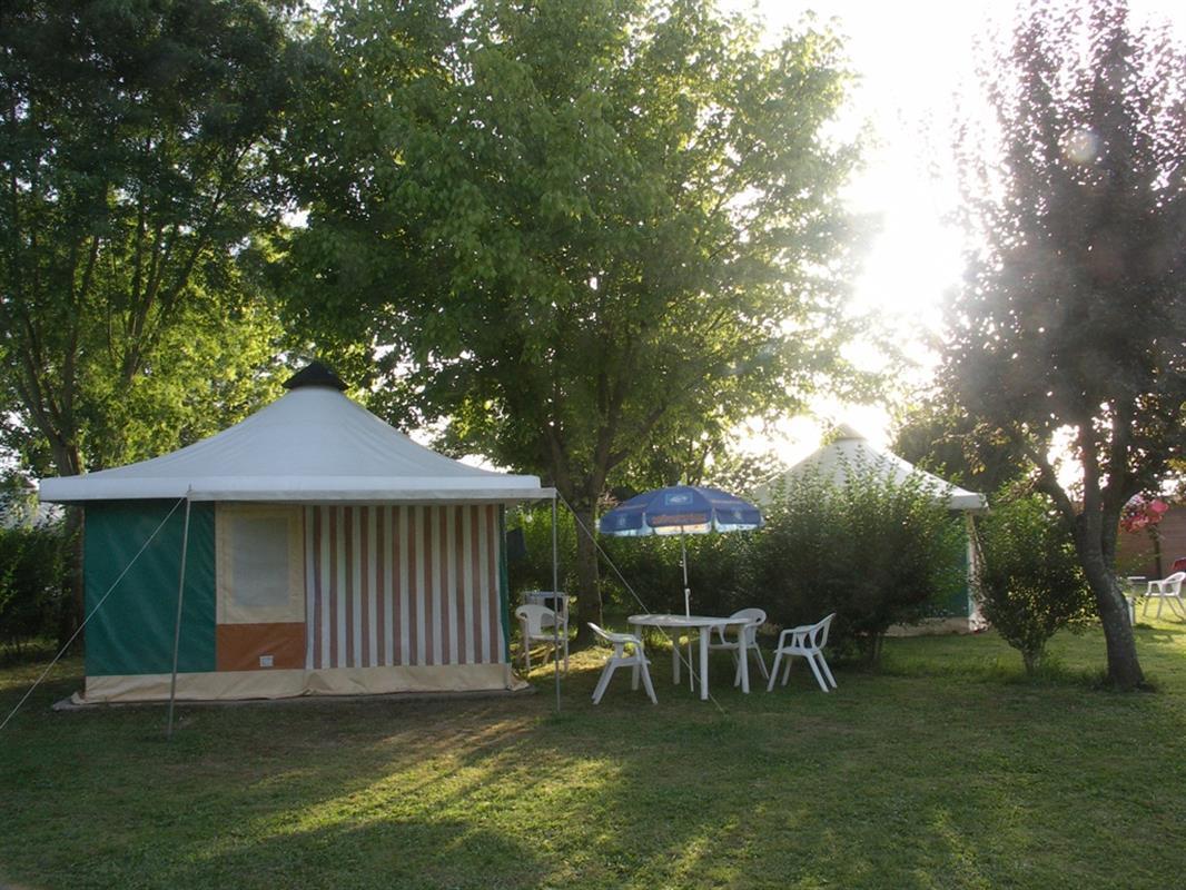 Hotel Camping Au Bois Dormant Chauffour-sur-Vell Esterno foto