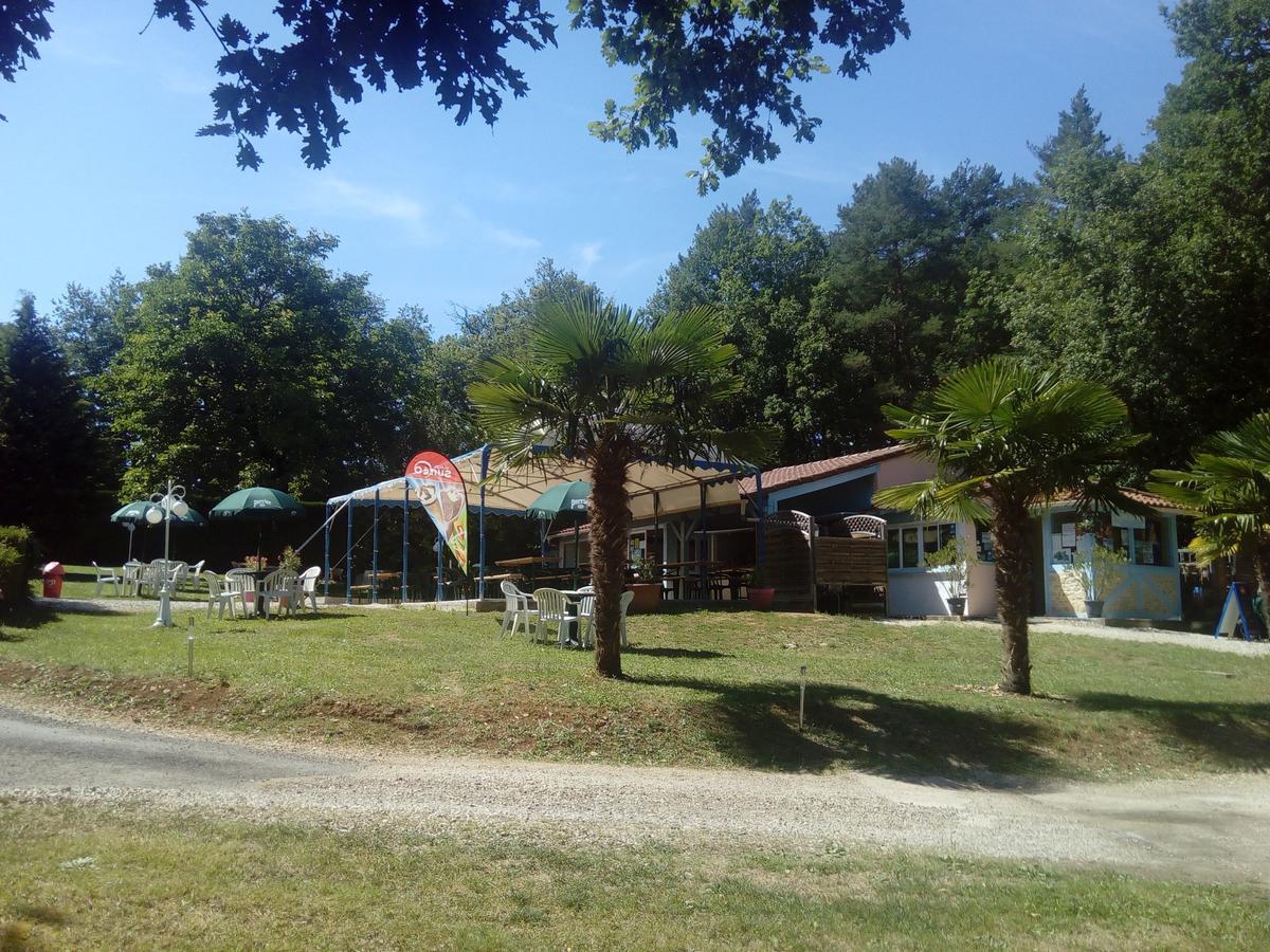 Hotel Camping Au Bois Dormant Chauffour-sur-Vell Esterno foto
